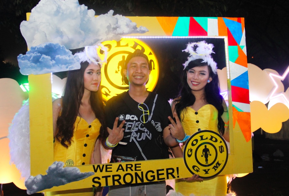BCA Electro Run 2014 runner pose with Gold's Gym Frame and Gold's Angels
